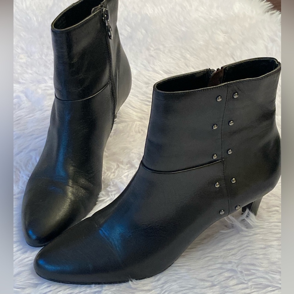 Tahari black leather sz 8 short boots